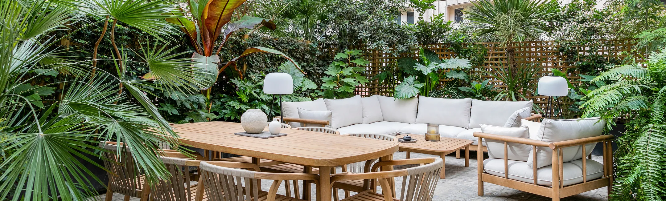 Mobilier de jardin sous véranda à Paris dans un espace Keeze, idéal pour pauses détente, événements en plein air et séminaires au vert.