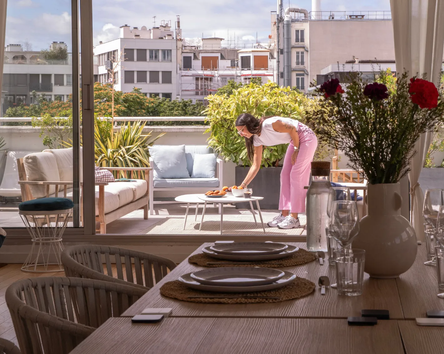 Pause gourmande sur la terrasse à Paris dans un espace Keeze, parfaite pour networking, cocktails et moments de détente professionnels.