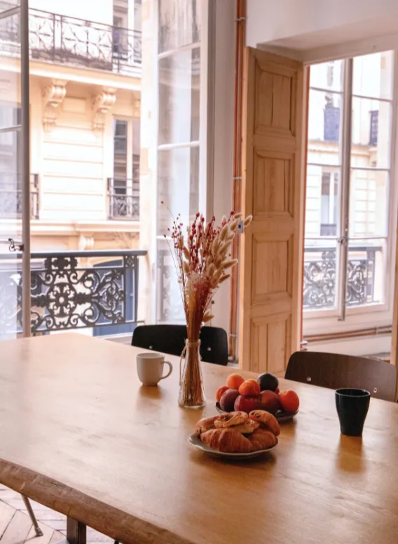 Petit déjeuner posé sur une table à Paris dans un espace Keeze, idéal pour réunions matinales, séminaires et événements d’entreprise.