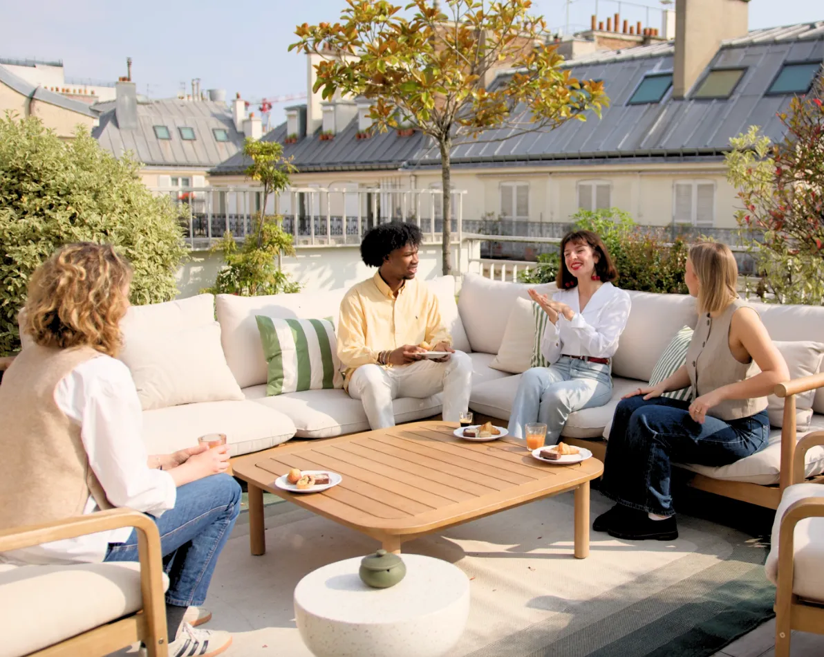 Détente sur la terrasse d’un espace Keeze à Paris avec vue sur les toits, idéale pour networking, pauses gourmandes et rencontres professionnelles.