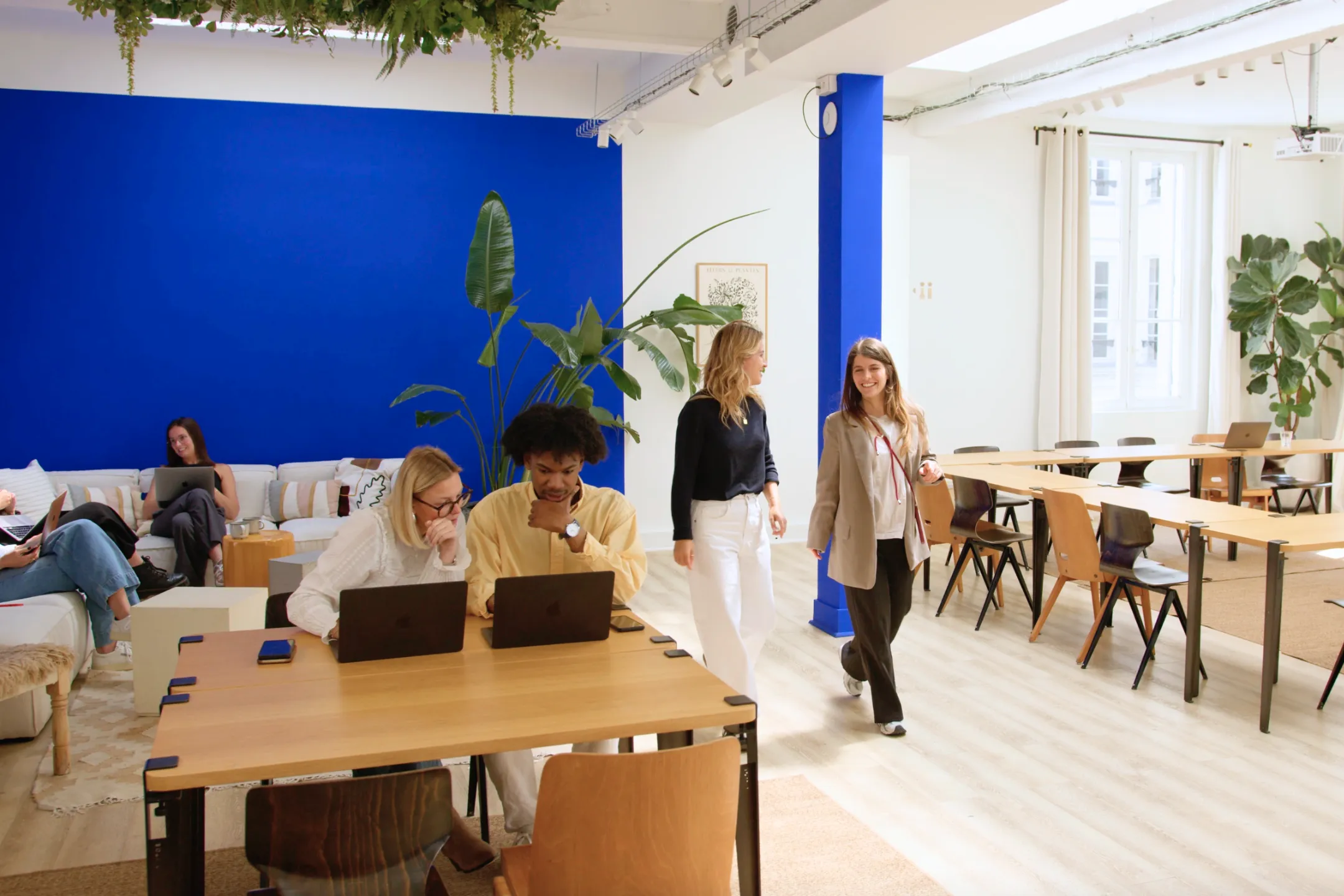 Personnes travaillant dans un open space à Paris dans un espace Keeze, idéal pour coworking, échanges professionnels et travail d’équipe.