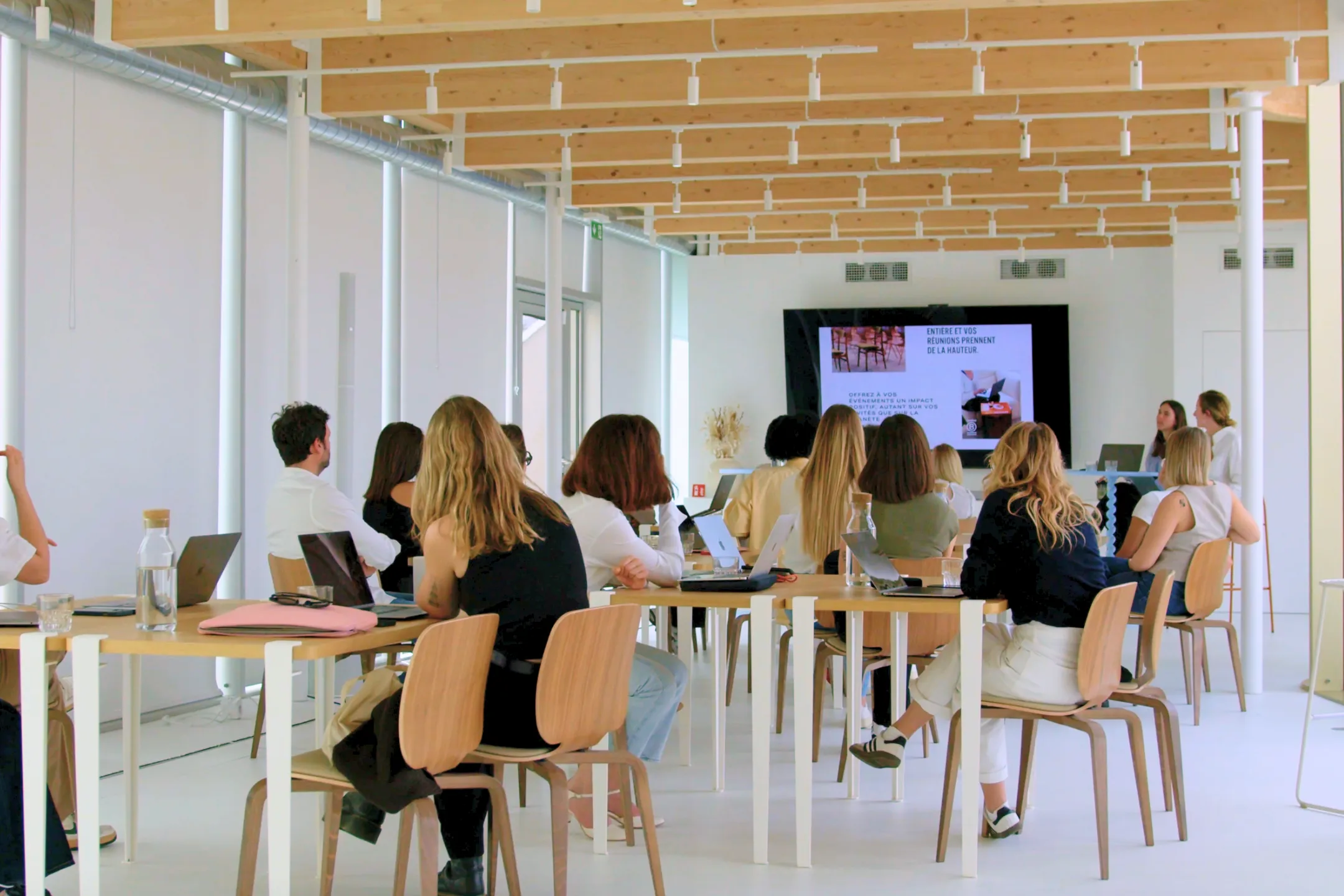 Présentation professionnelle à Paris dans un espace Keeze, idéale pour conférences, séminaires et ateliers d’entreprise.