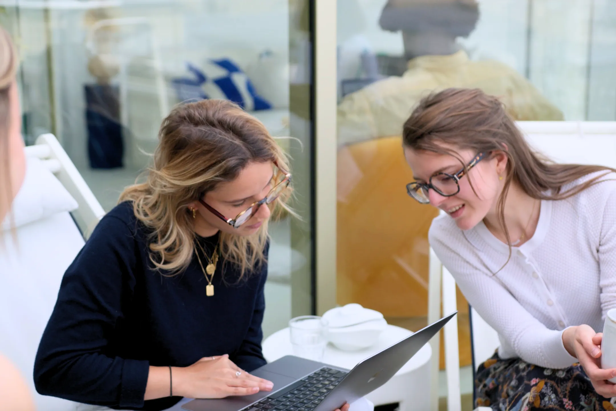 Deux personnes regardant un ordinateur à Paris dans un espace Keeze, idéales pour travail collaboratif, formation et réunions informelles.