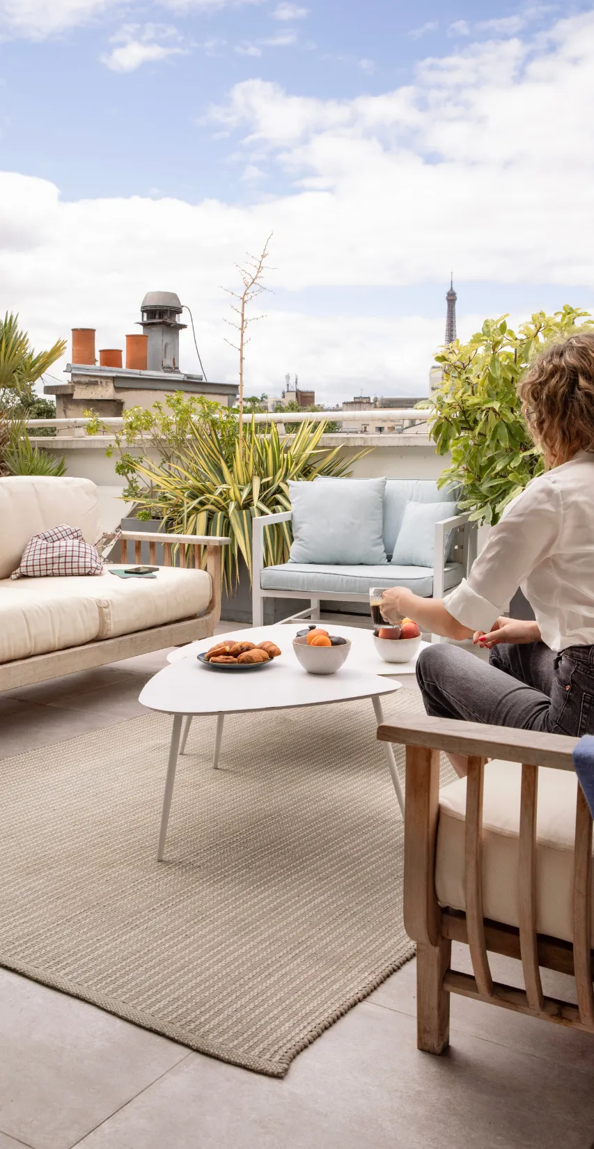 Moment de pause sur la terrasse avec vue sur les toits de Paris dans un espace Keeze, parfait pour afterworks et événements d’entreprise en plein air.