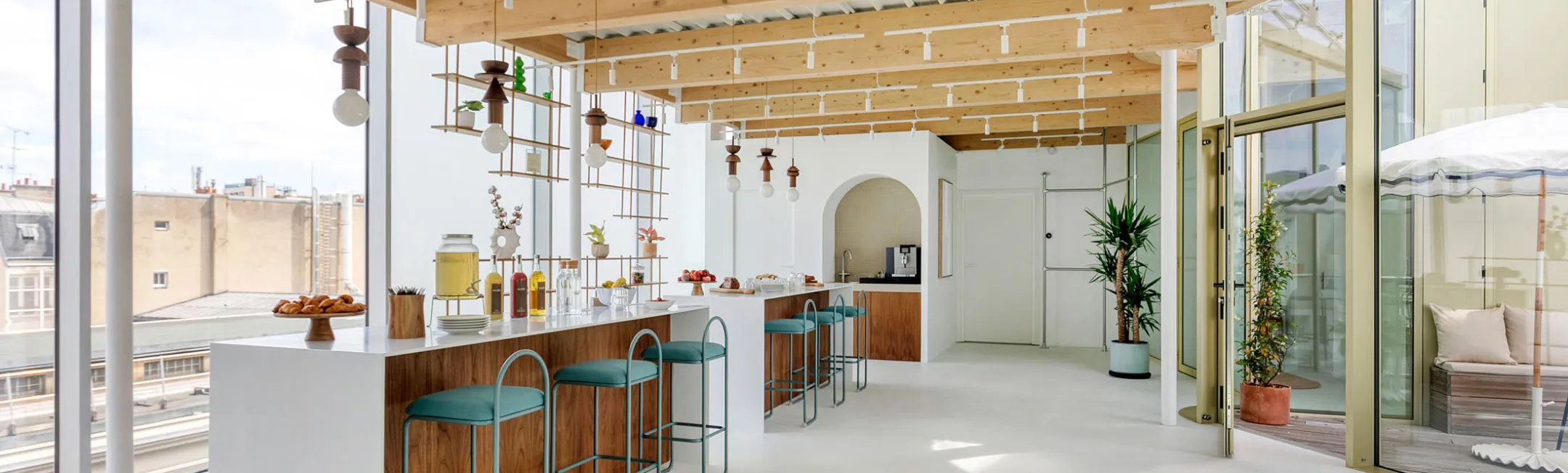 Bar de restauration à Paris dans un espace Keeze, idéal pour cocktails, pauses gourmandes et réceptions d’entreprise conviviales.