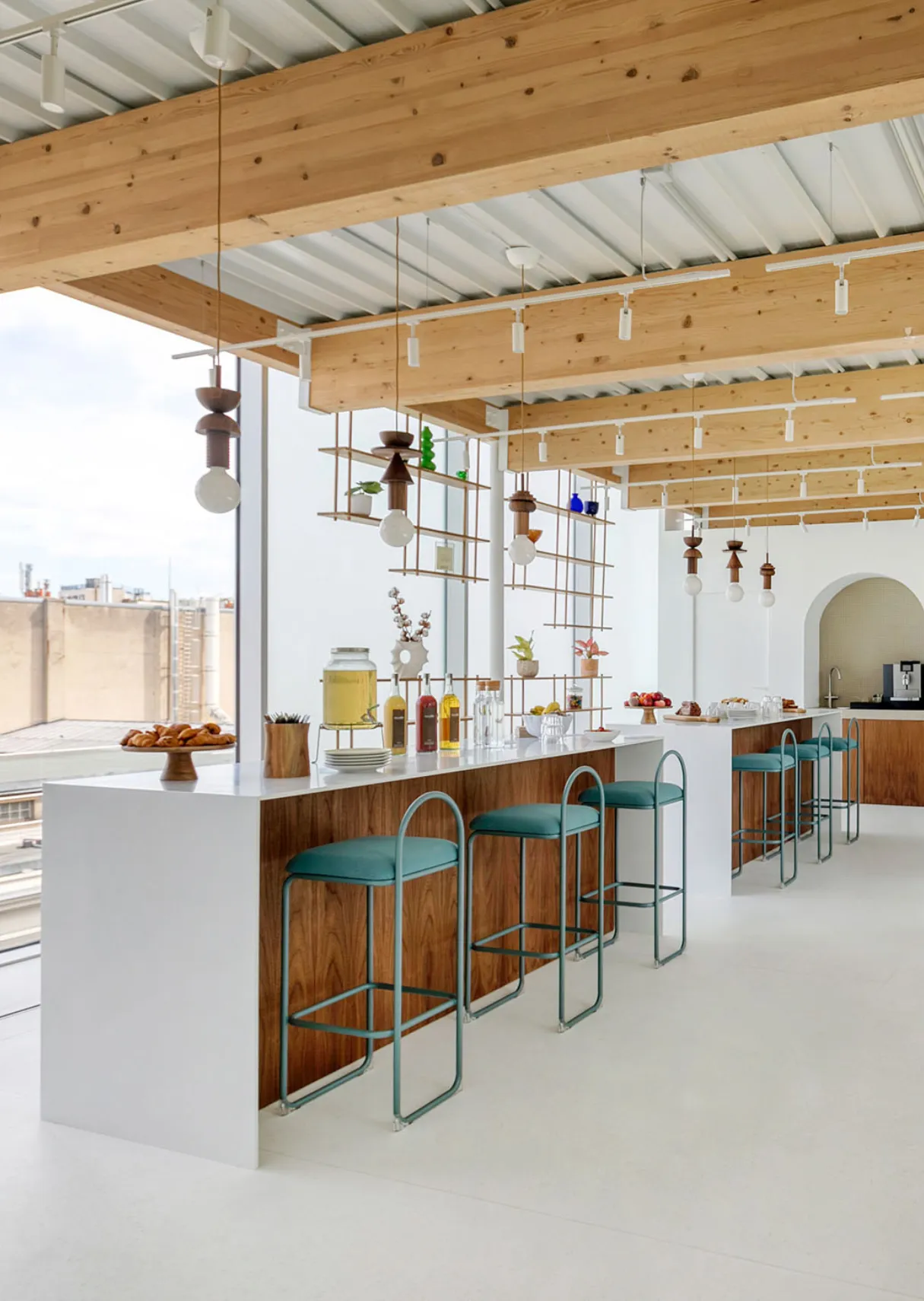 Bar de restauration à Paris dans un espace Keeze, idéal pour cocktails, pauses gourmandes et réceptions d’entreprise conviviales.