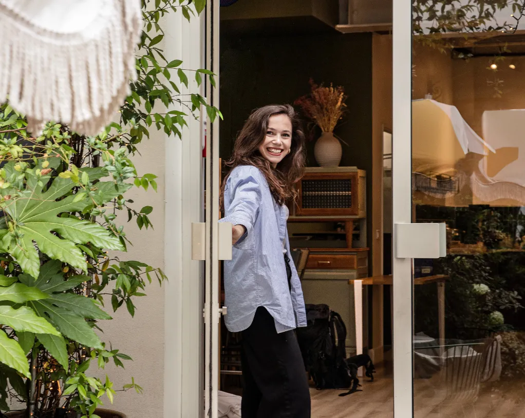 Femme accueillant les invités lors d’un événement Keeze à Paris, garantissant un accueil chaleureux et professionnel.