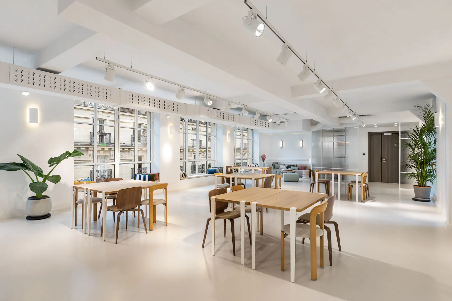 Openspace lumineux à Paris dans un espace Keeze, conçu pour le coworking, la collaboration en équipe et les bureaux à louer.