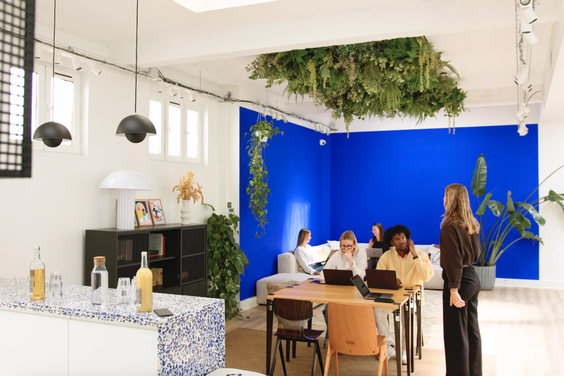 Professionnels en pleine session de travail dans un open space à Paris, idéal pour le coworking, la collaboration et la productivité d’équipe.