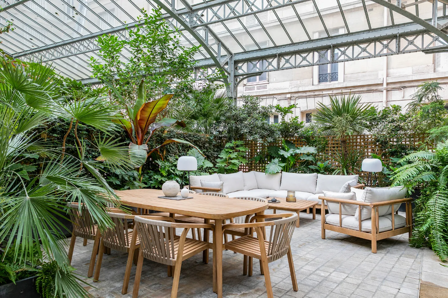 Mobilier installé sous une loggia à Paris, parfait pour pauses en extérieur, rendez-vous professionnels et événements en demi-plein air.