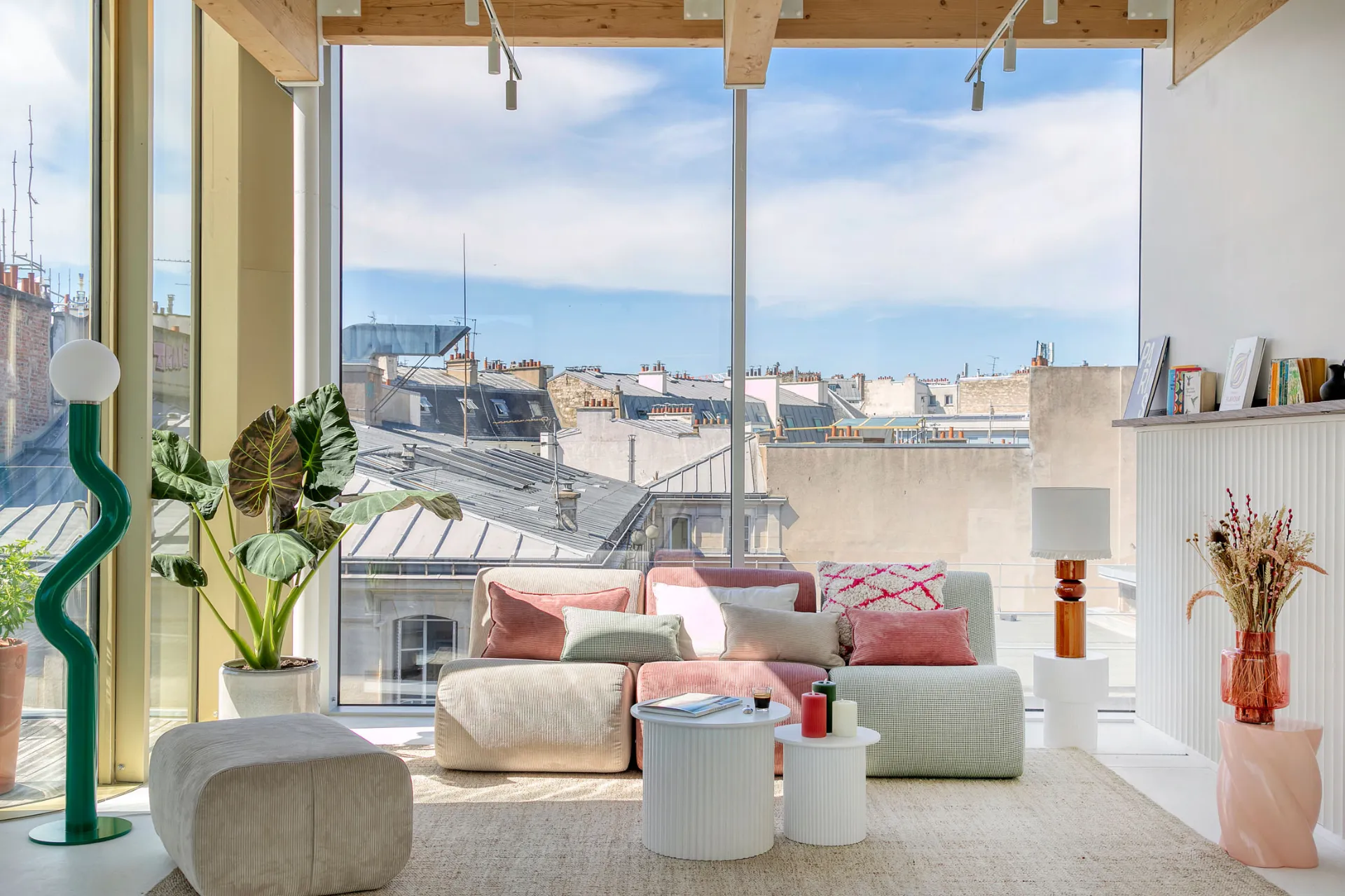 Canapé avec vue sur les toits de Paris dans un espace Keeze, parfait pour moments de détente, afterworks et réunions informelles.