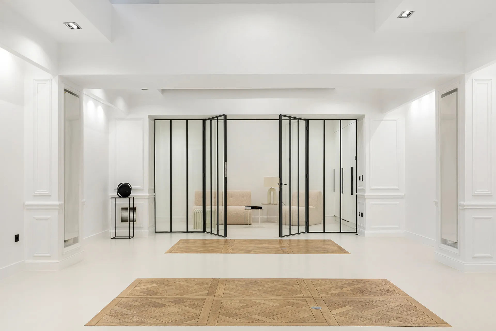 Canapé installé dans un coin fermé à Paris, espace cosy idéal pour appels, pauses tranquilles ou échanges confidentiels en entreprise.