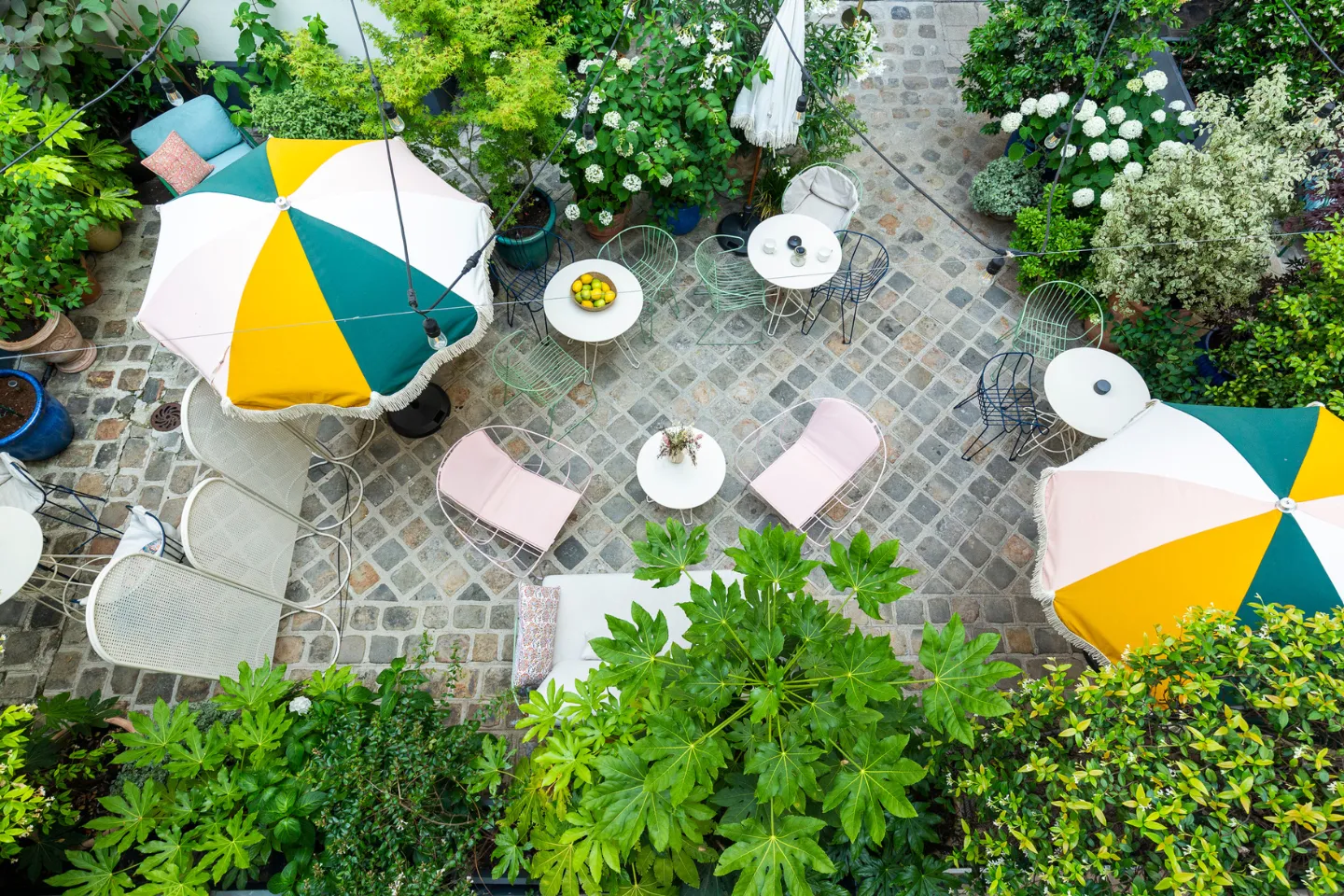 Vue aérienne d’une terrasse à Paris dans un espace Keeze, parfaite pour événements d’entreprise, cocktails en plein air et afterworks.