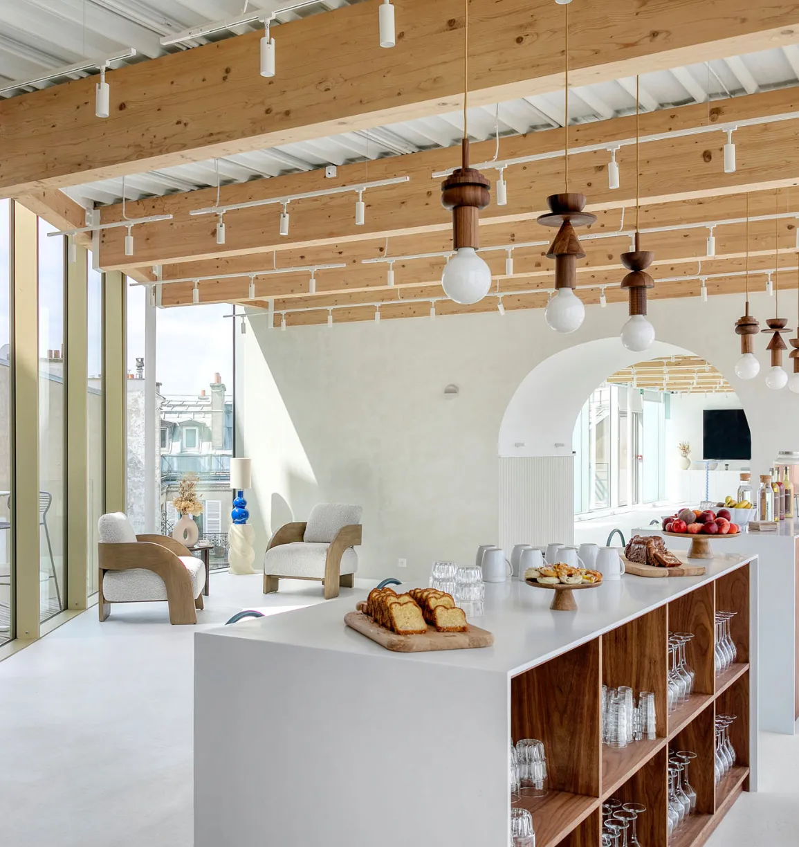 Buffet de petit déjeuner à Paris dans un espace Keeze, idéal pour réunions matinales, séminaires et événements d’entreprise conviviaux.