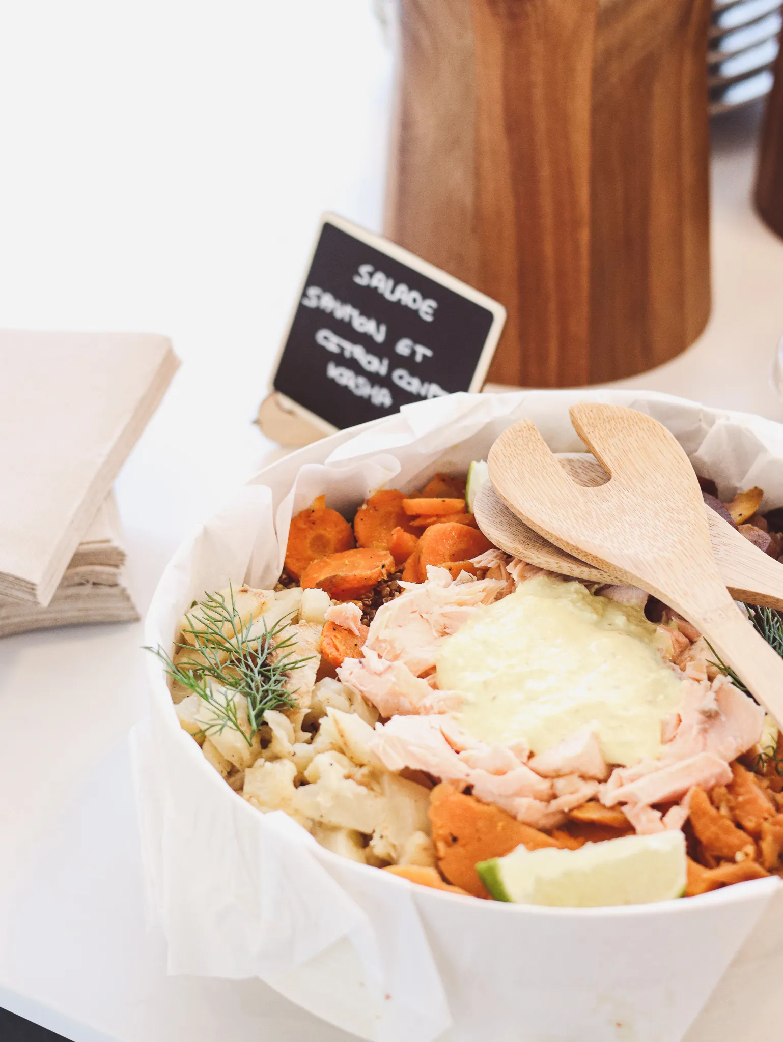 Salade fraîche servie à Paris dans un espace Keeze, idéale pour pauses déjeuner saines lors de séminaires et événements d’entreprise.
