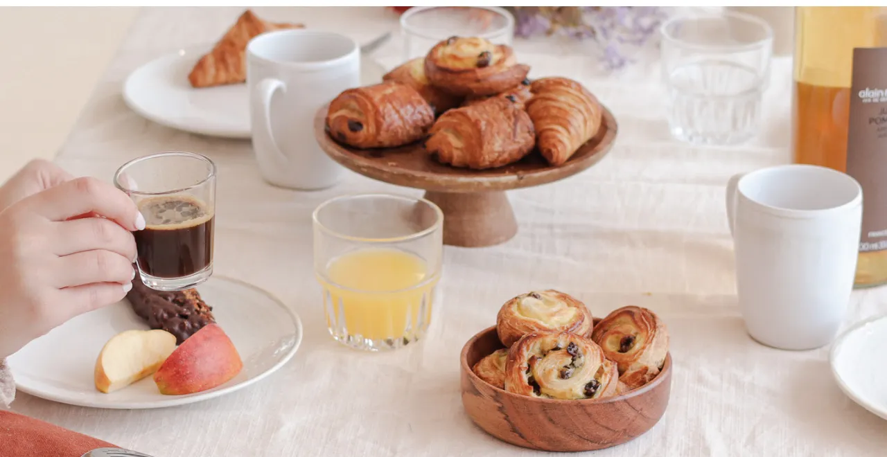 Petit déjeuner d’entreprise à Paris dans un espace Keeze, parfait pour réunions matinales, networking et événements conviviaux.
