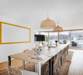 Salle Le Toit à Paris aménagée pour une formation professionnelle, idéale pour ateliers, séminaires et sessions en petit groupe.