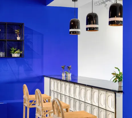 Bar intégré dans une salle événementielle à Paris, parfait pour cocktails, afterworks et réceptions d’entreprise conviviales.