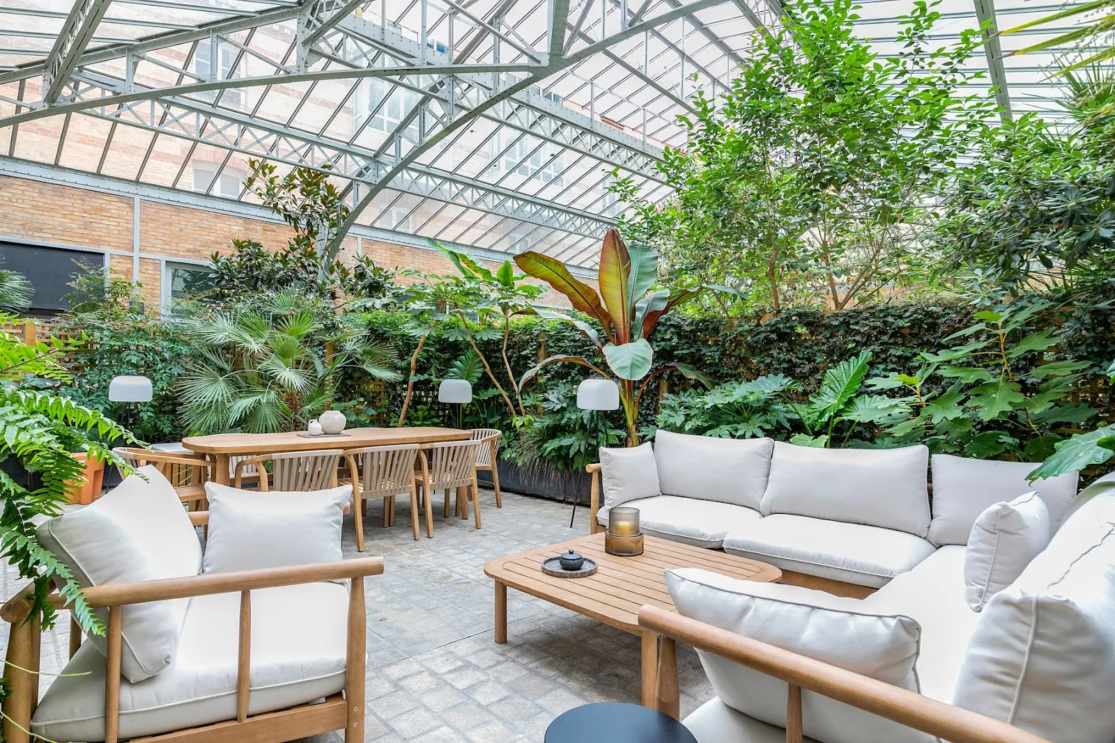 Mobilier extérieur entouré de verdure pour séminaires d’entreprise chez Keeze à Paris.