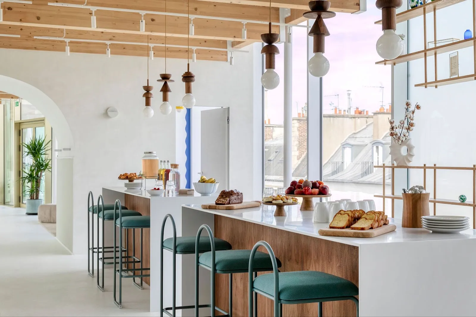 Espace petit déjeuner convivial chez Keeze Liège Saint-Lazare pour vos séminaires d’entreprise.