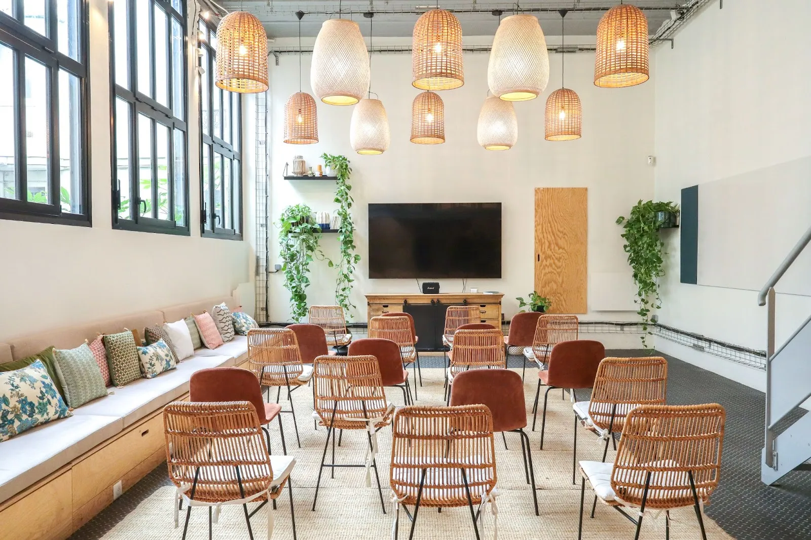 Salle de conférence spacieuse chez Keeze Trocadéro, idéale pour vos conférences d’entreprise à Paris.