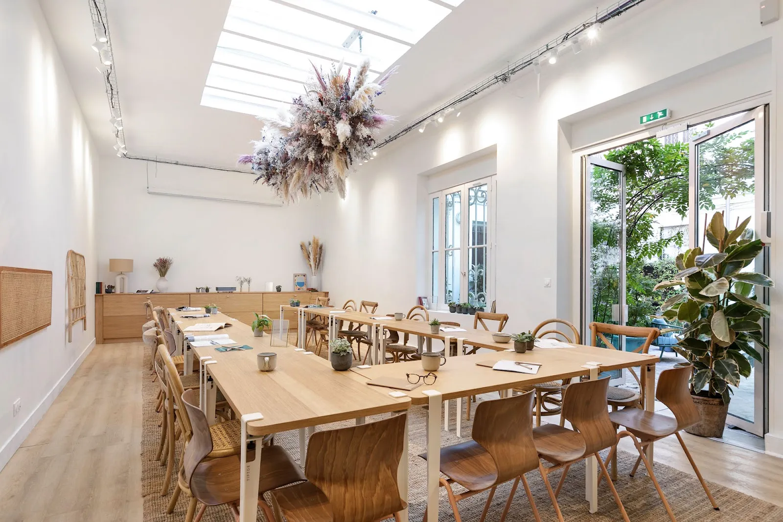 Salle avec table en U chez Keeze La Villa des Champs, idéale pour une salle de formation à Paris.