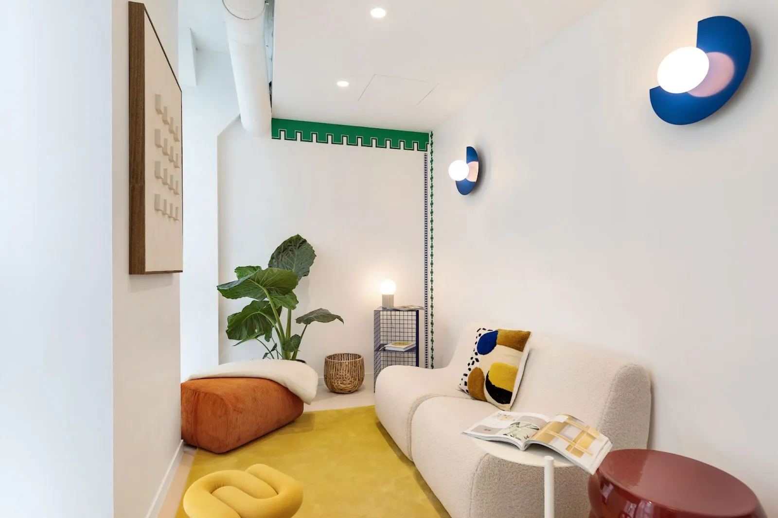 Salon privé chez Keeze, parfait pour des échanges informels lors d’un événement d’entreprise.