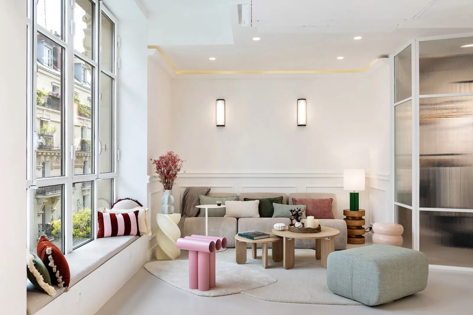 Espace canapé confortable chez Keeze, idéal pour des échanges informels lors d’un séminaire d’entreprise.