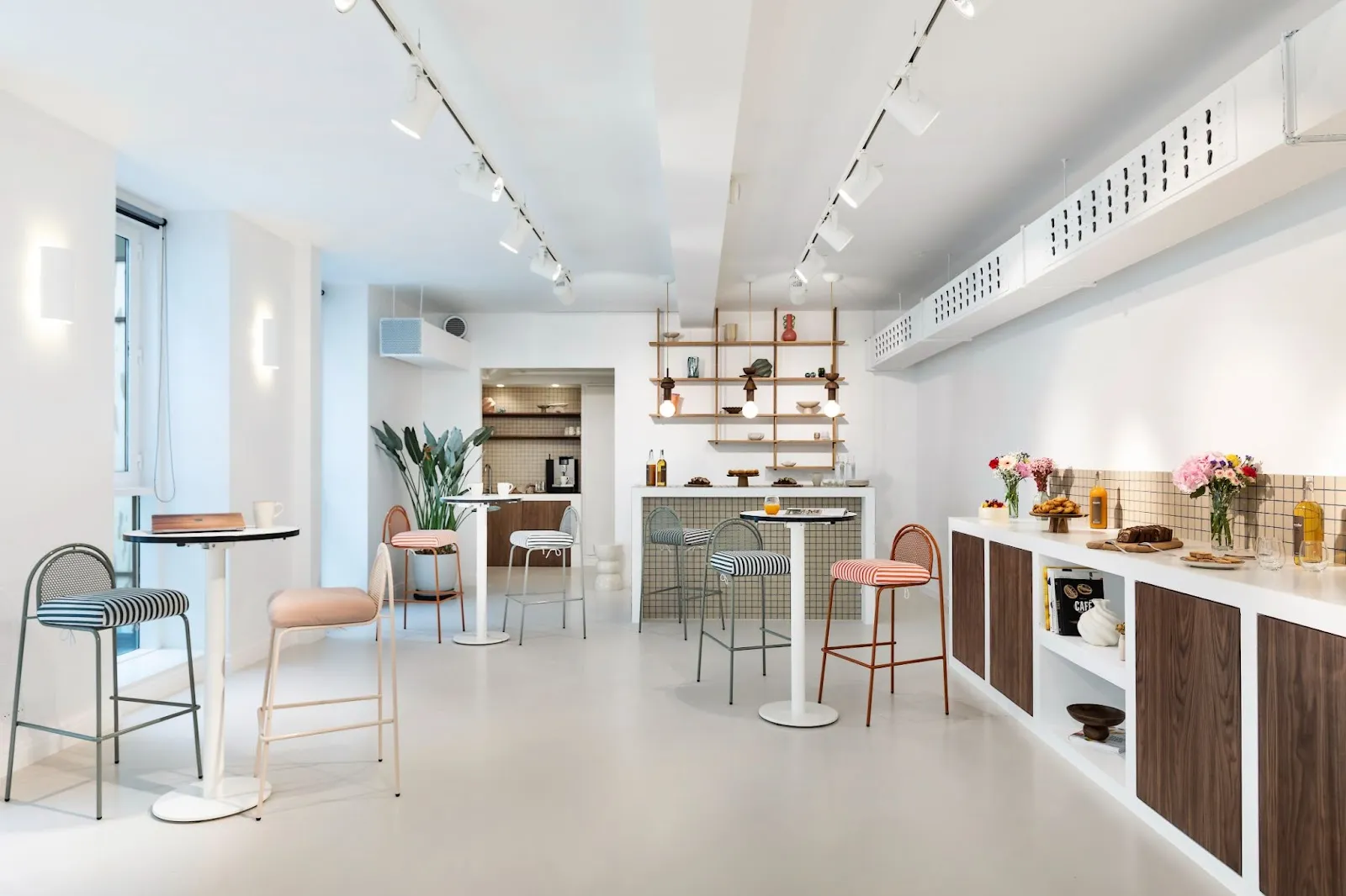 Espace de restauration convivial chez Keeze, idéal pour les pauses déjeuner lors d’un séminaire d’entreprise.