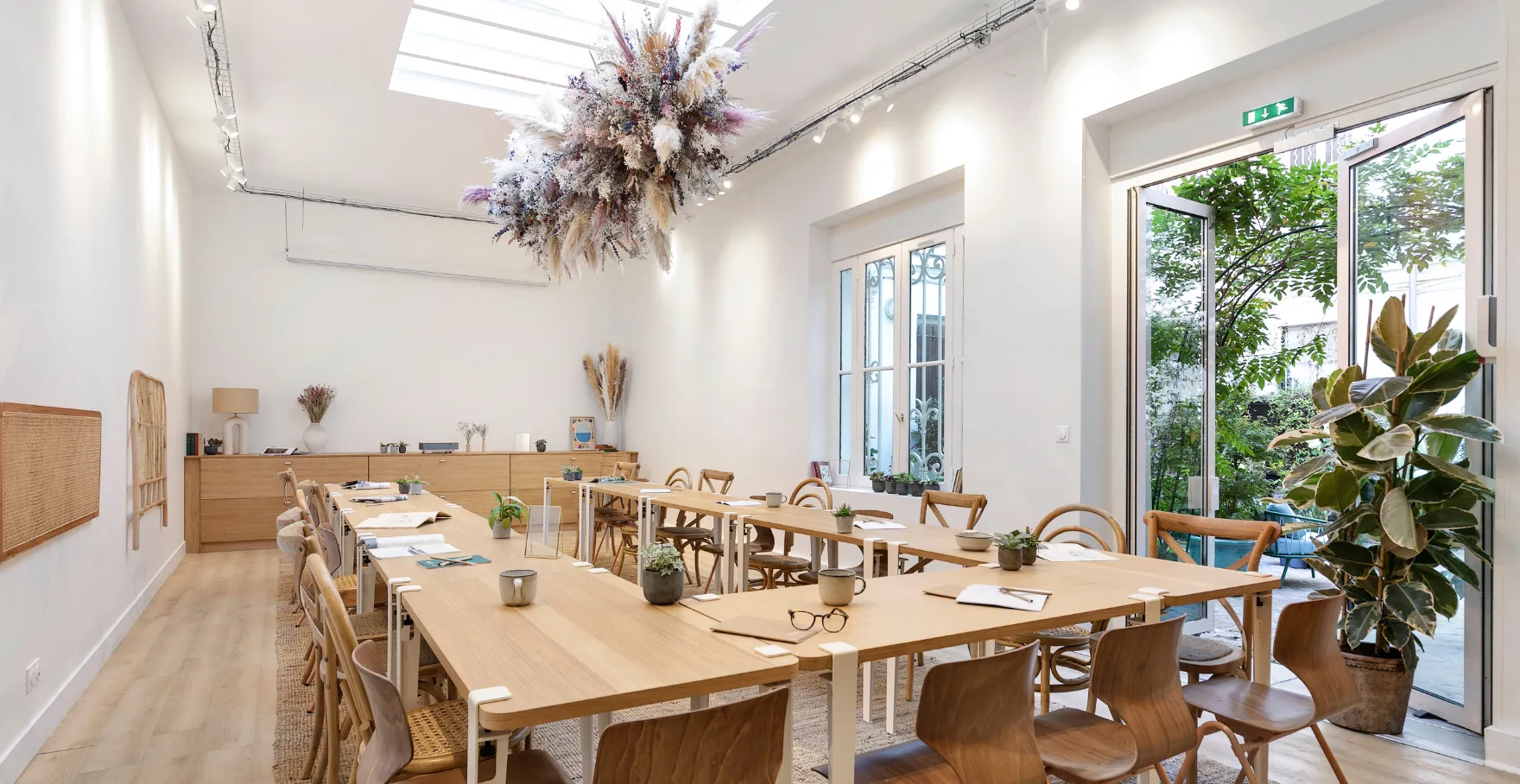Grande tablée conviviale chez Keeze, parfaite pour un repas d’équipe lors d’un séminaire d’entreprise.