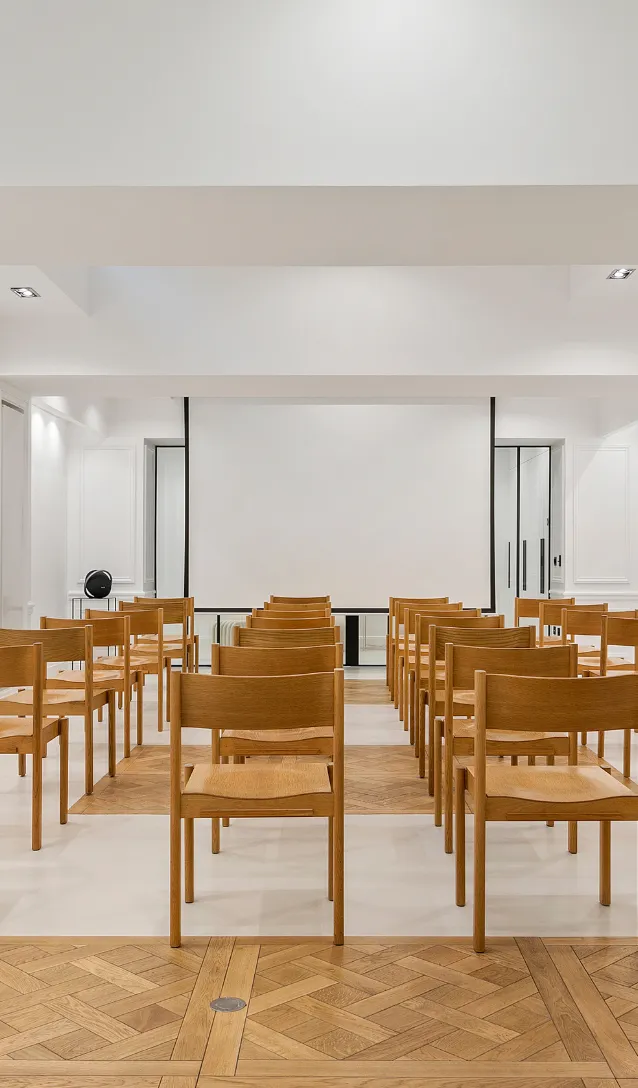 Salle Montaigne à Paris agencée pour une réunion professionnelle, idéale pour comités restreints, présentations et sessions de travail.