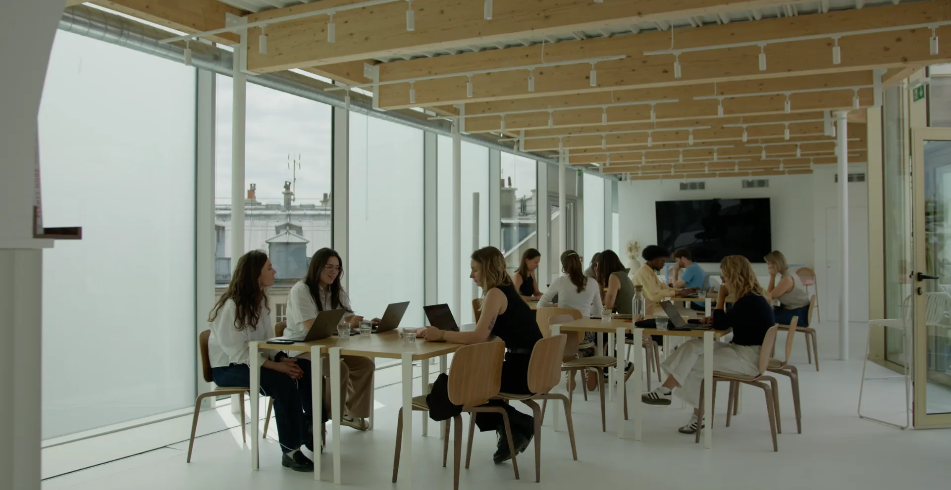 Espace de coworking animé chez Keeze à Paris, optimisé pour le travail collaboratif et les échanges d’équipe.