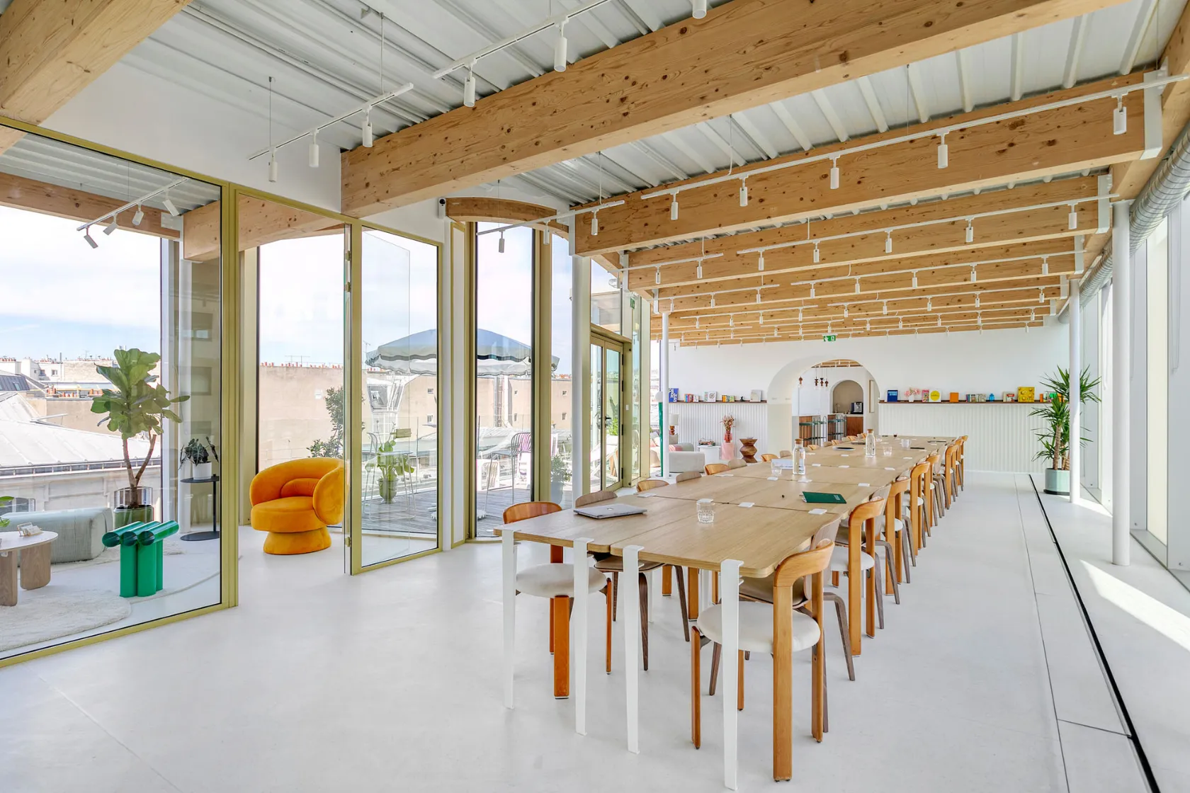 Grande tablée à Paris dans un espace Keeze, parfaite pour repas d’entreprise, séminaires, ateliers de groupe et moments conviviaux.