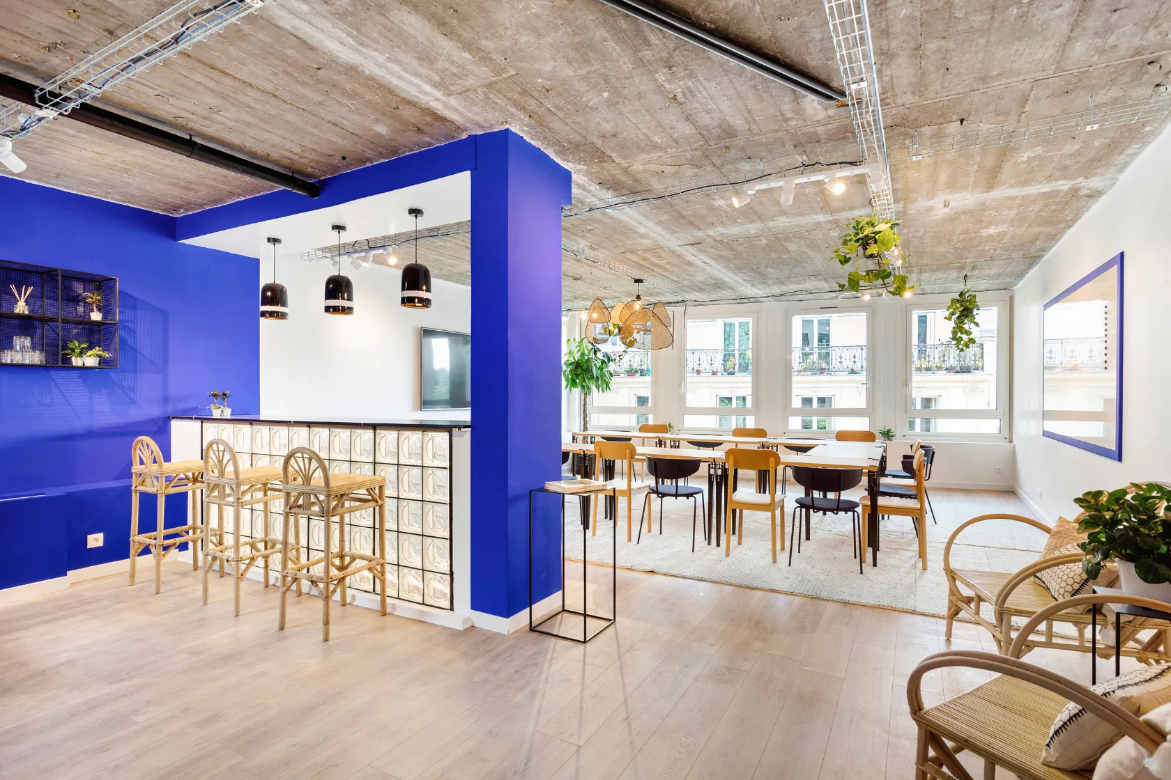 Bar avec grande table de coworking à Paris dans un espace Keeze, parfait pour travail collaboratif, networking et pauses conviviales.