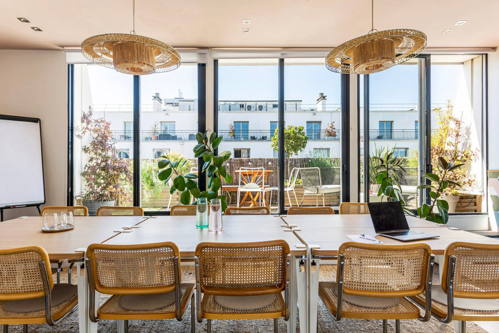 Salle de séminaire à Paris dans un espace Keeze, idéale pour formations, conférences et événements d’entreprise professionnels.