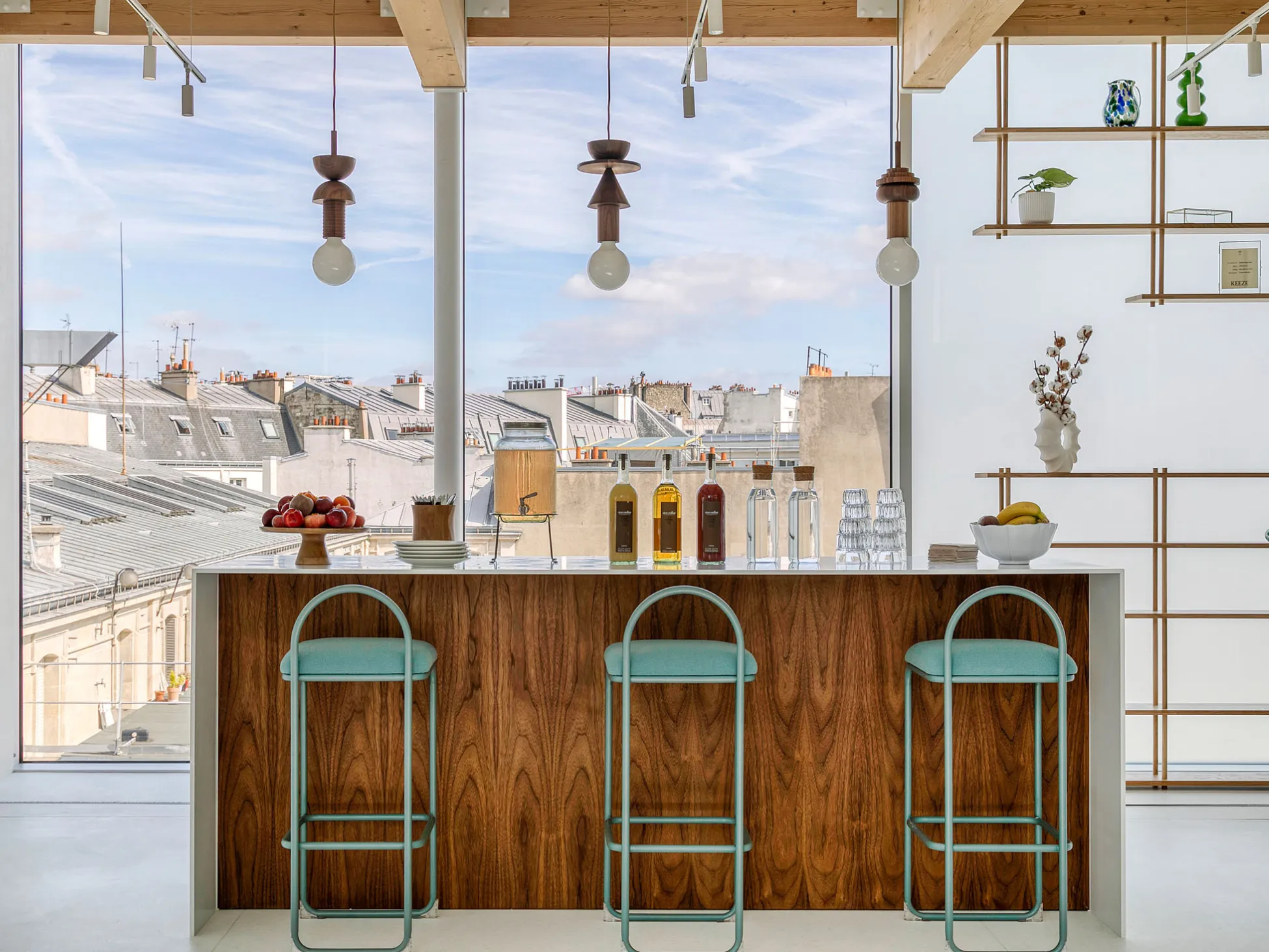 Espace de restauration chez Keeze Liège à Paris, idéal pour pauses gourmandes, déjeuners d’affaires et événements d’entreprise conviviaux.
