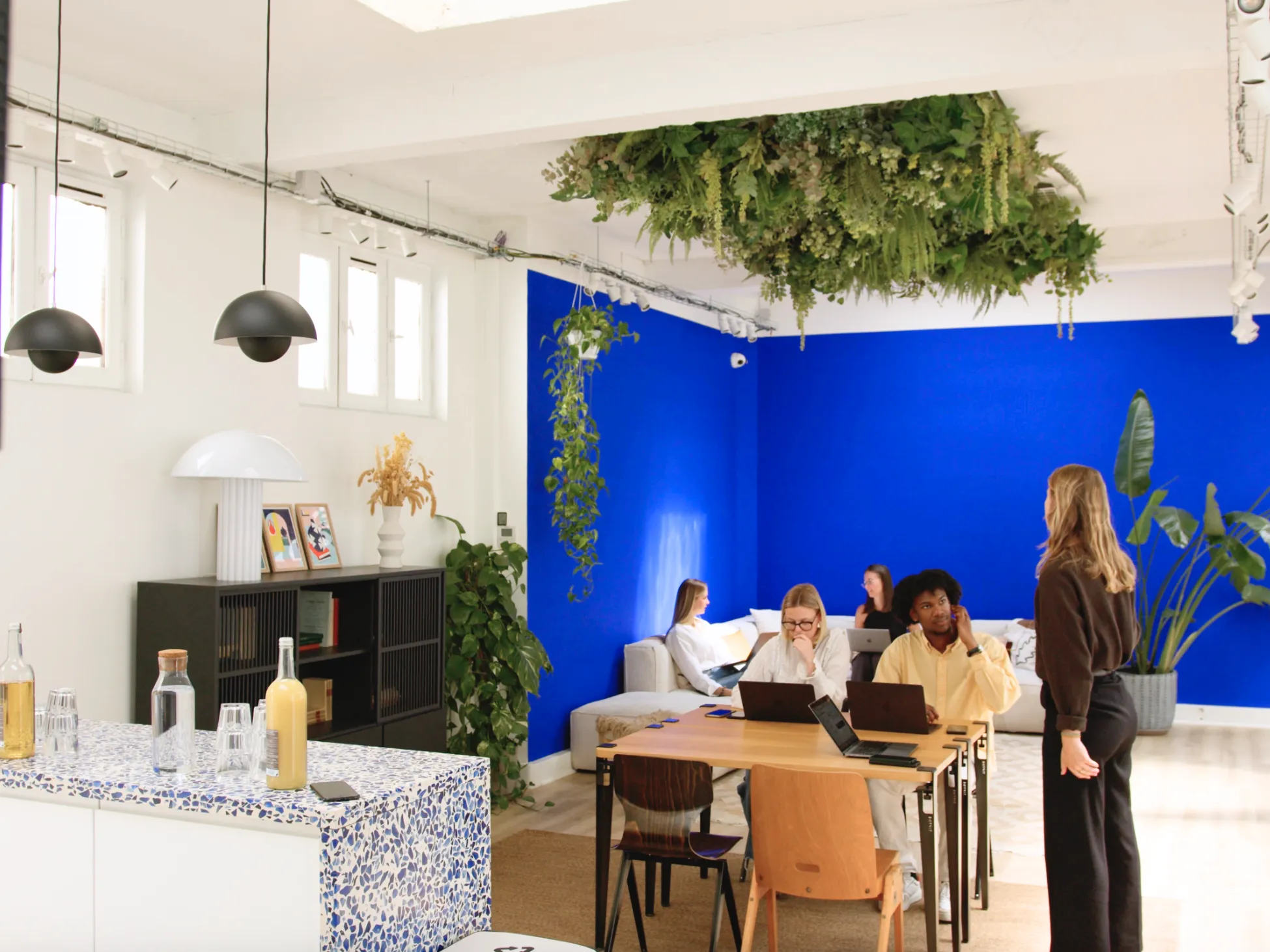 Travail collaboratif dans un open space à Paris chez Keeze, espace de coworking adapté aux équipes créatives et projets professionnels.
