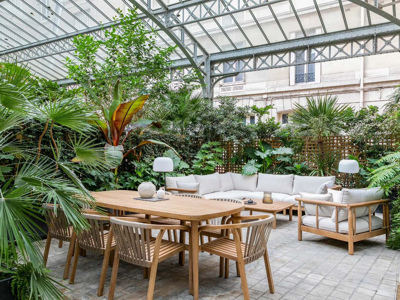 Canapé de jardin sous verdure dans un espace Keeze à Paris, parfait pour événements en plein air, séminaires au vert et moments de détente.