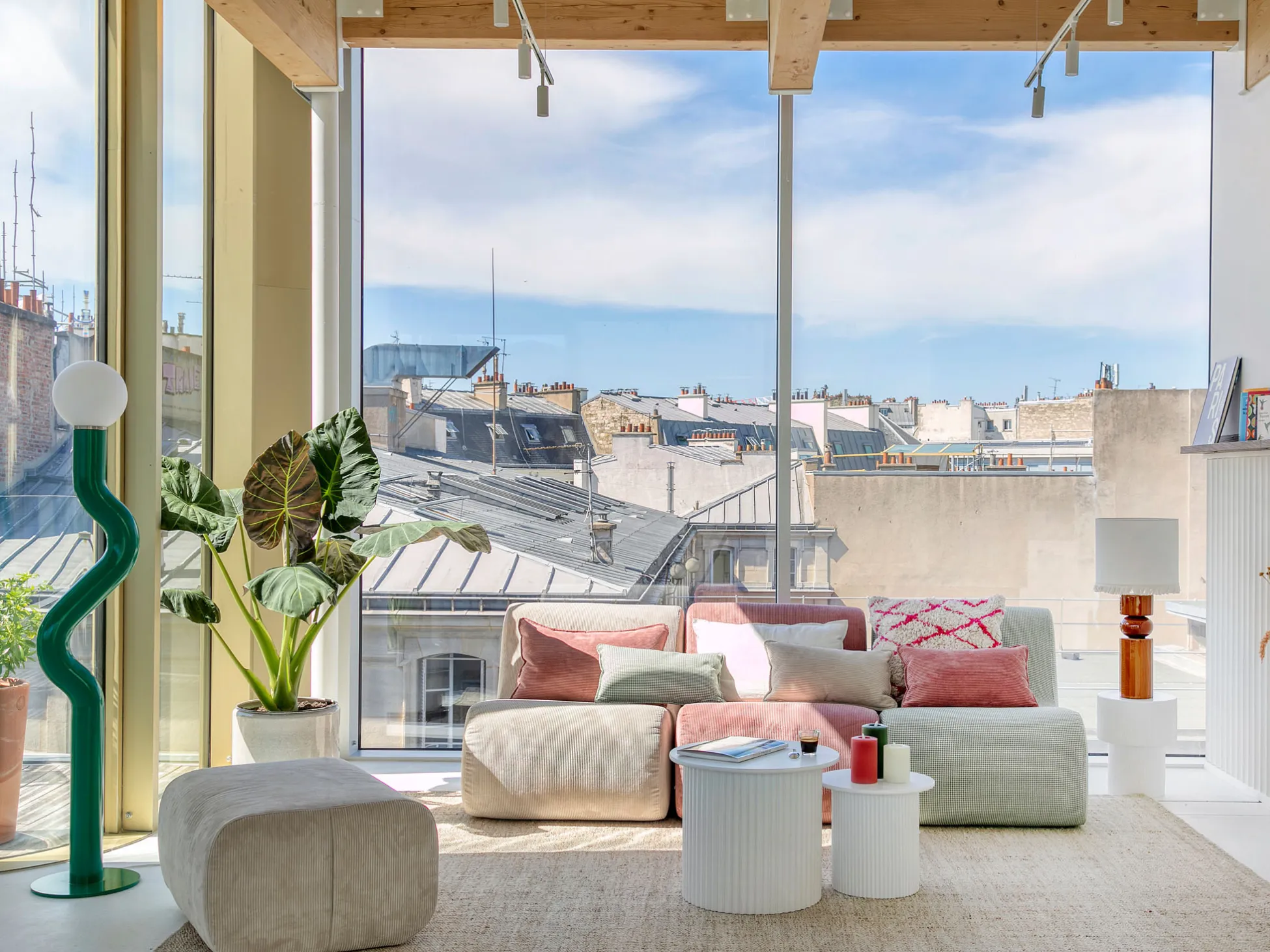 Salle avec canapé et vue sur les toits de Paris dans un espace Keeze, parfaite pour moments de détente, réunions informelles et afterworks.