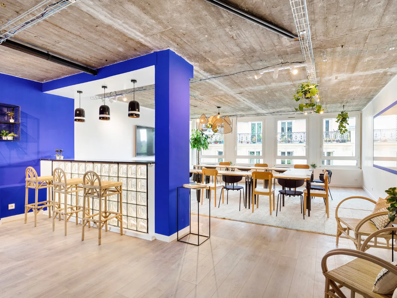 Espace séminaire avec bar intégré à Paris chez Keeze, idéal pour journées d’étude, pauses conviviales et événements d’entreprise.