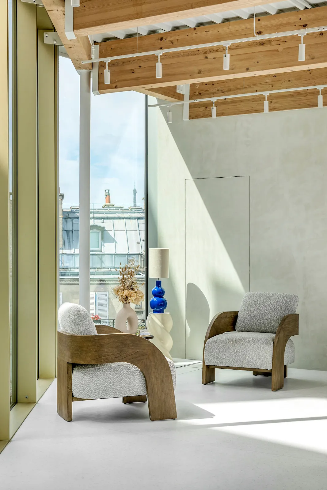 Coin salon confortable chez Keeze, idéal pour un moment de détente pendant un séminaire d’entreprise.