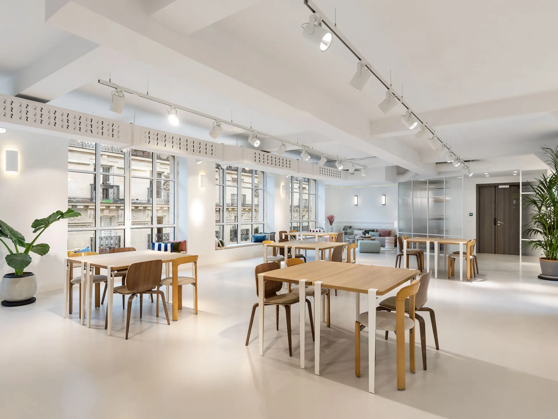 Tables de travail dans un open space à Paris, espace Keeze conçu pour le coworking, la collaboration en équipe et les bureaux à louer.