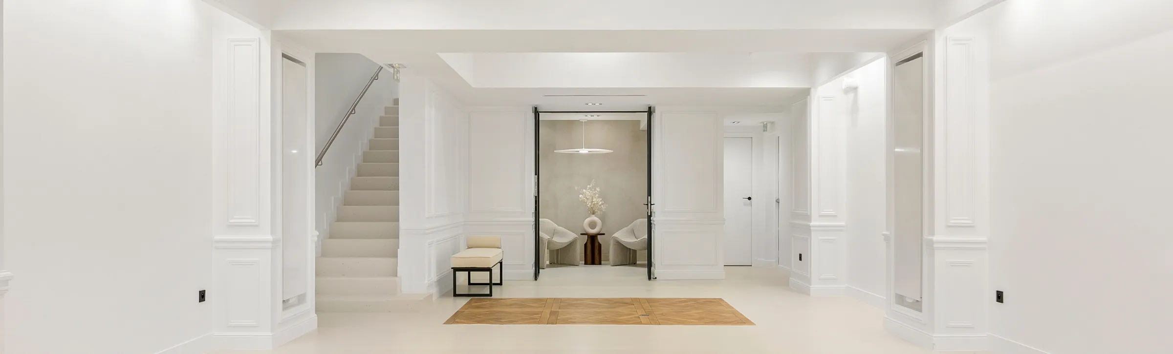 Hall lumineux avec espace cosy et escaliers design à Paris dans un lieu Keeze, idéal pour accueil d’événements et échanges informels.