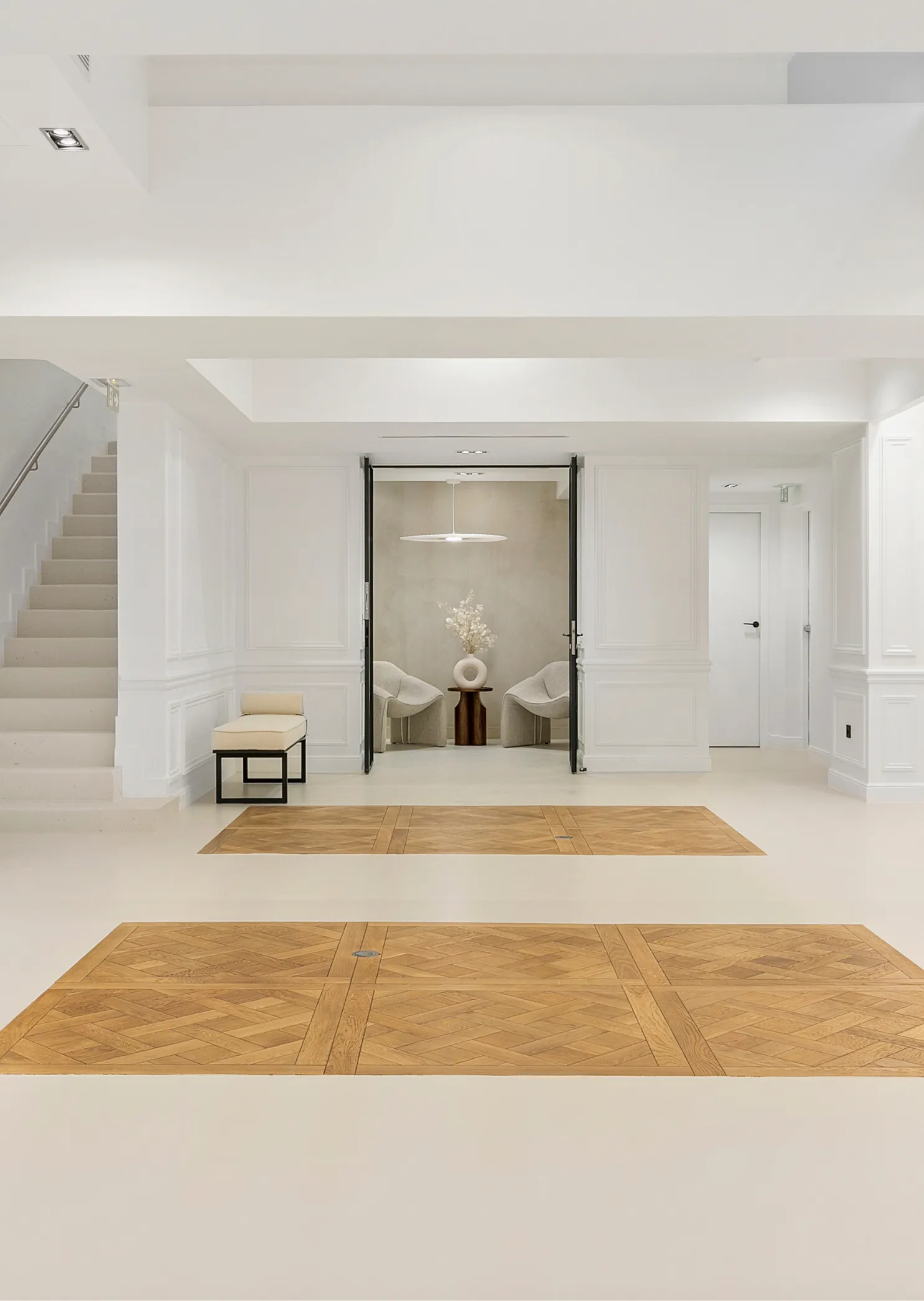 Hall lumineux avec espace cosy et escaliers design à Paris dans un lieu Keeze, idéal pour accueil d’événements et échanges informels.