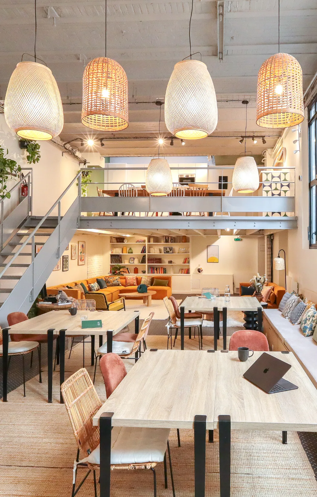 Espace de coworking à Paris signé Keeze, conçu pour favoriser les échanges, le travail collaboratif et les rencontres professionnelles.