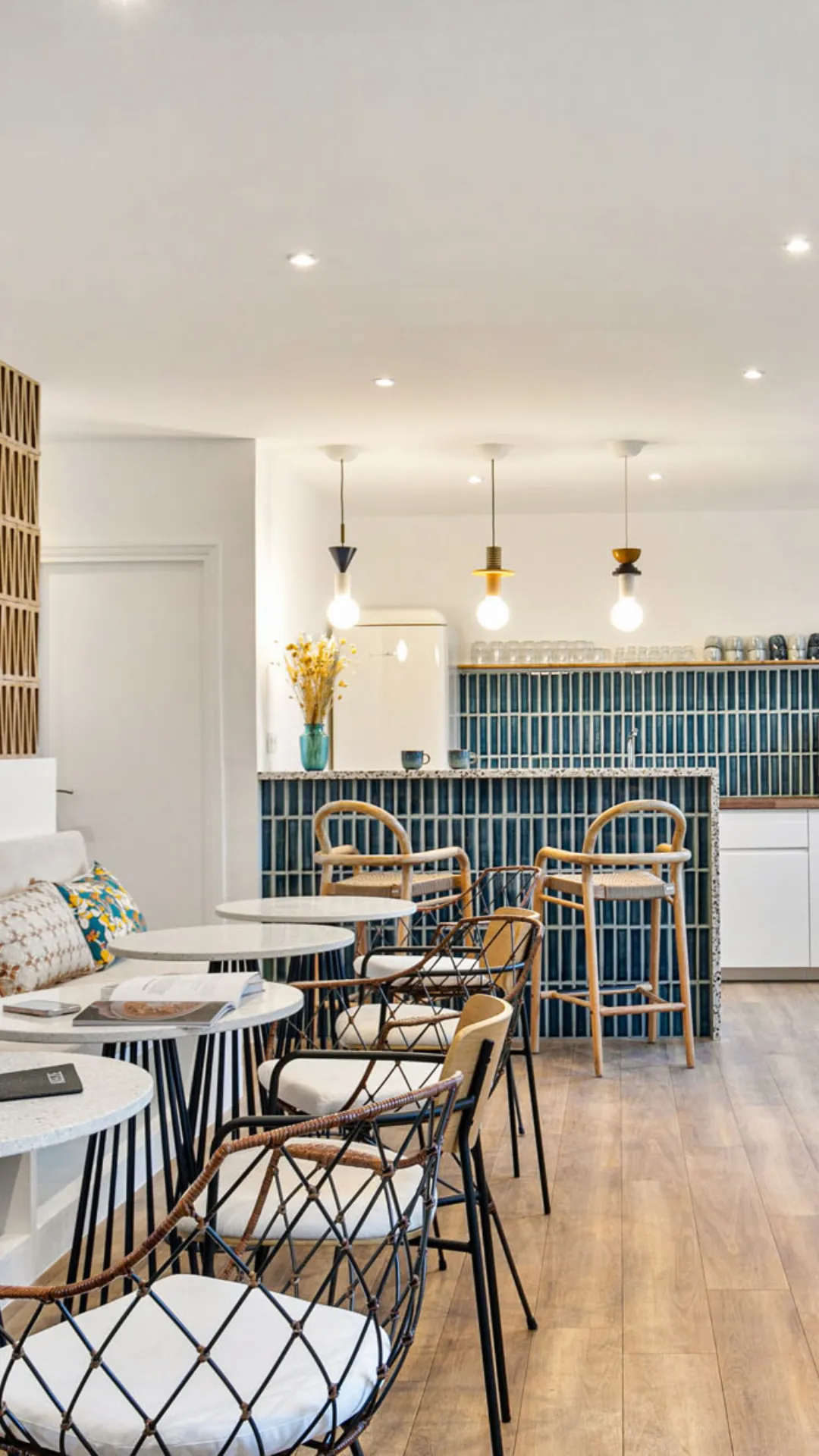 Espace bar et restauration chez Keeze L’Étage, idéal pour un cocktail ou une soirée d’entreprise à Paris 9e.