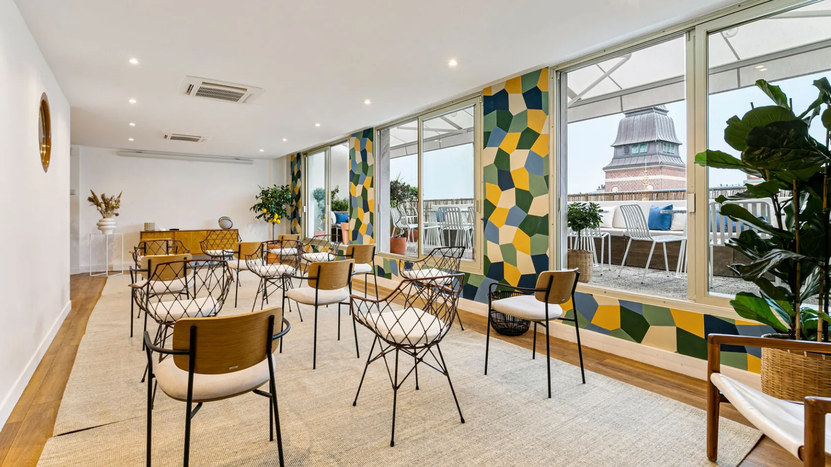 Chaises installées pour une conférence chez Keeze L’Étage, idéales pour une salle de conférence ou un séminaire à Paris 9e.