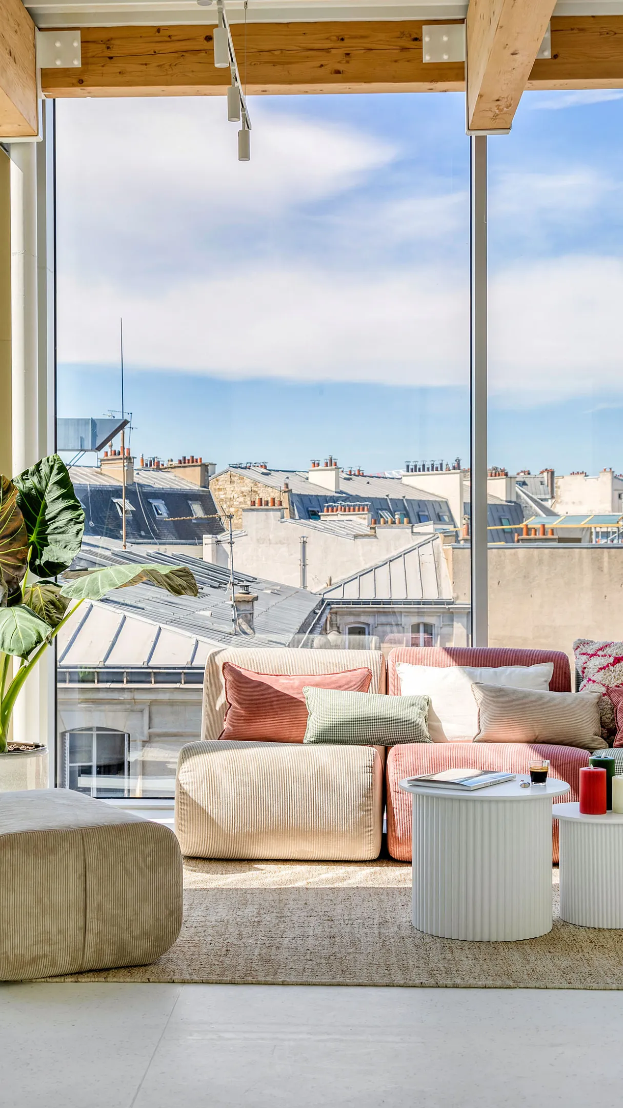Salon cosy chez Keeze Liège Saint-Lazare, idéal pour un afterwork ou une réunion informelle à Paris 8e.