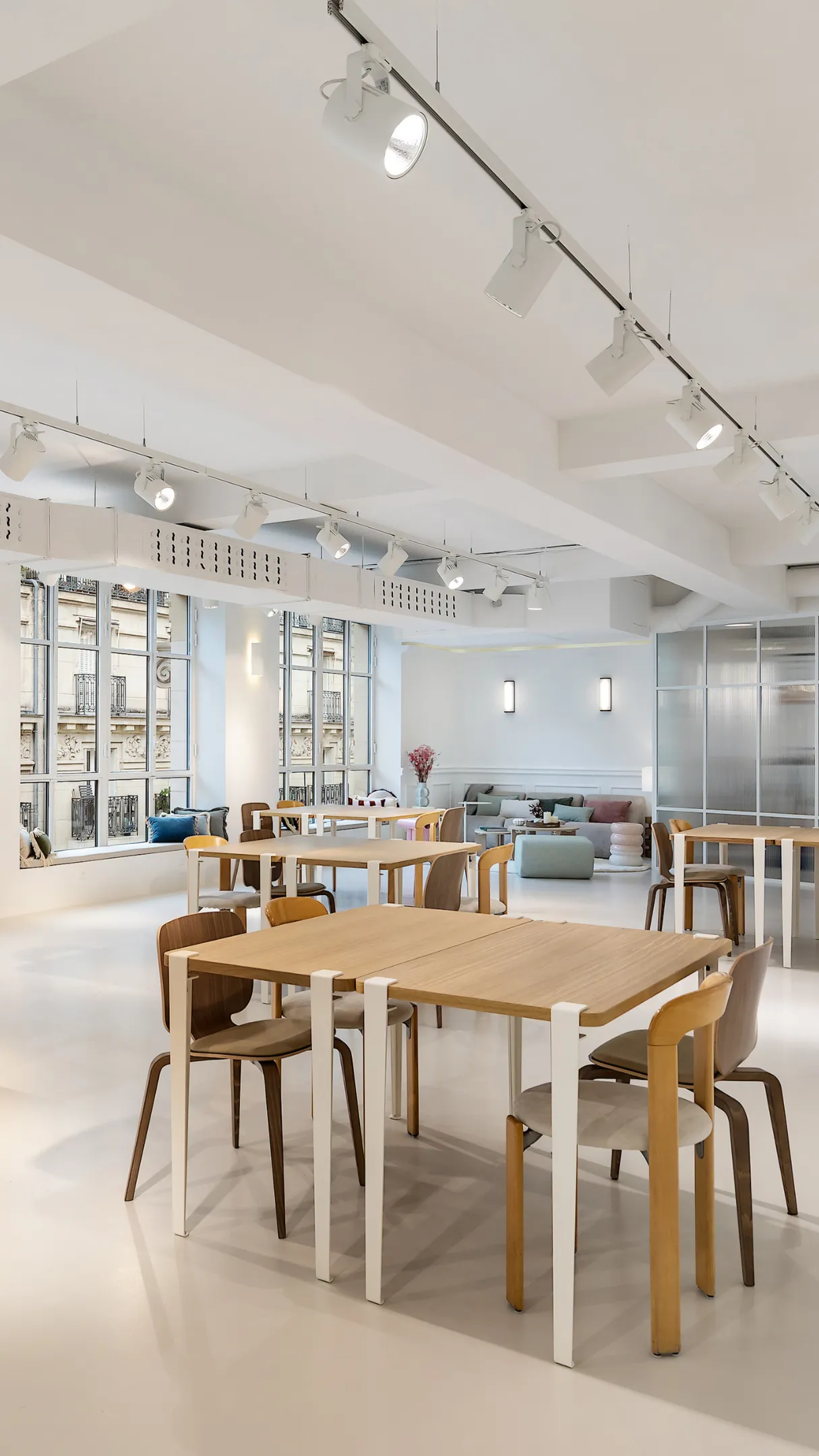 Openspace avec canapé et tables chez Keeze Bachaumont, parfait pour une réunion informelle ou un espace de coworking à Paris 2e.