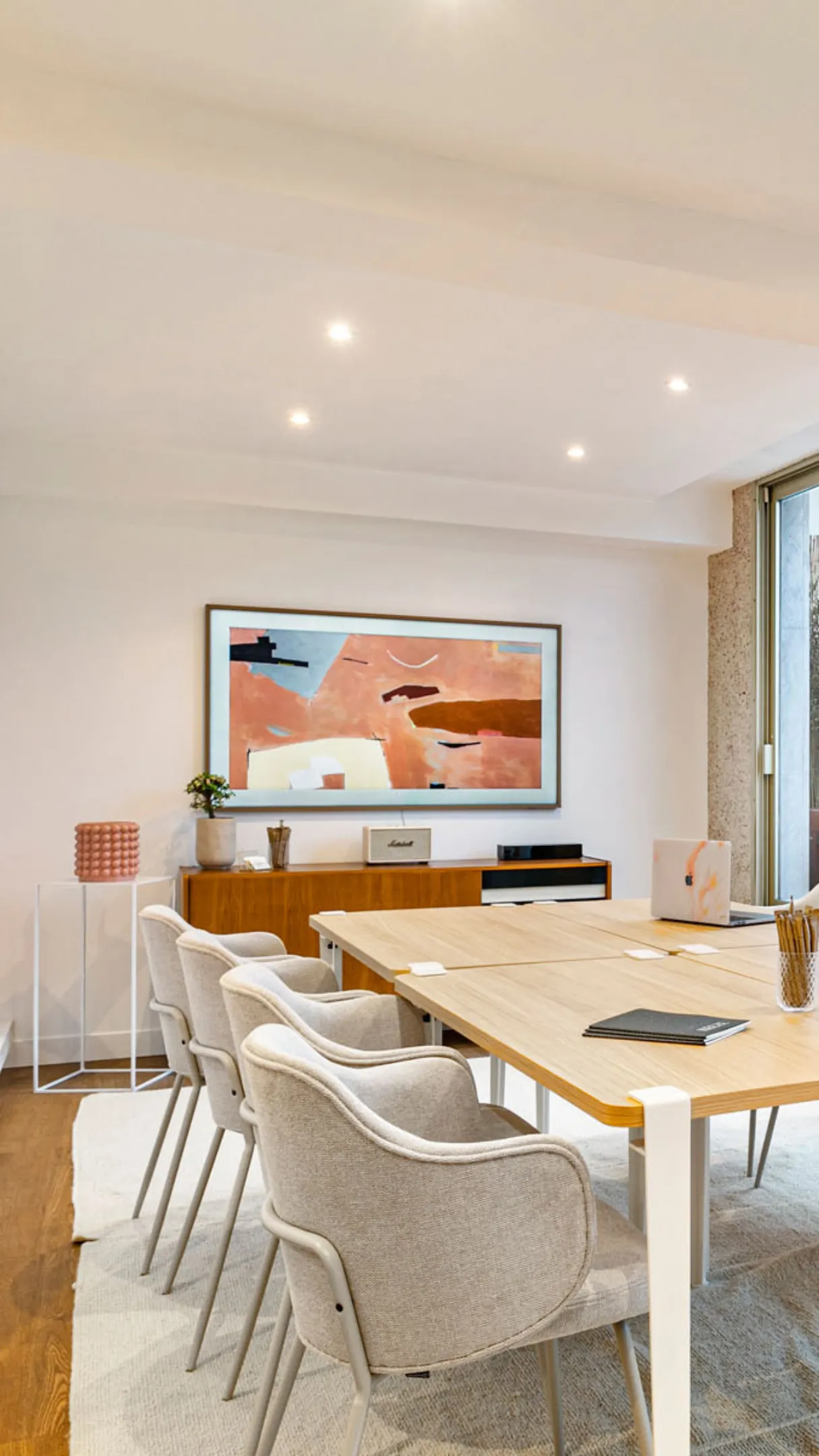 Salle de réunion pour 8 personnes chez Keeze La Loggia, idéale pour un séminaire ou une réunion d’équipe à Paris 9e.
